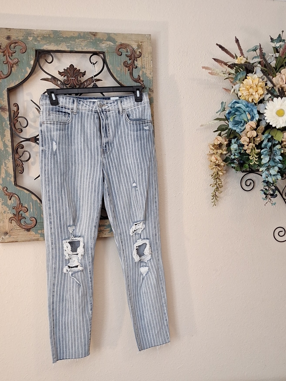 Eunina Striped Skinny Jeans with Knee Rips. Size 9